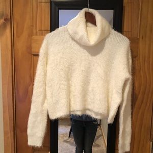 JACK BB DAKOTA White Crop Fuzzy Sweatshirt SM